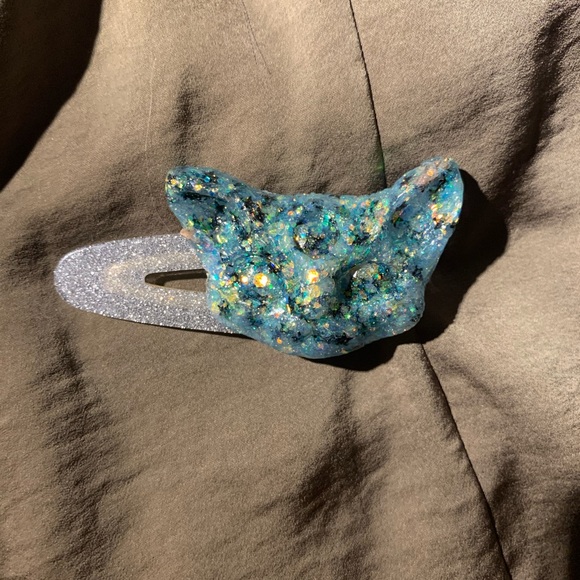 Handmade resin Kat had hair clips - Picture 6 of 6